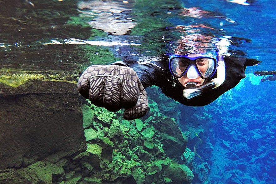 Een snorkelaar geniet van Silfra