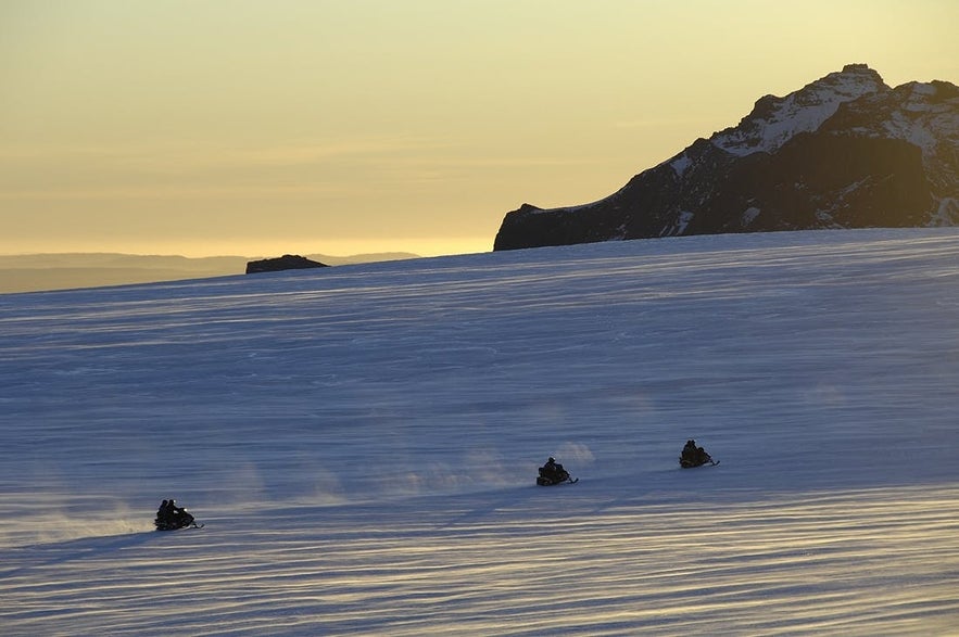 Sneeuwscooteren op de Langjokull.