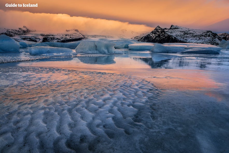 Jökulsarlon, zabarwiony kolorami nieba.