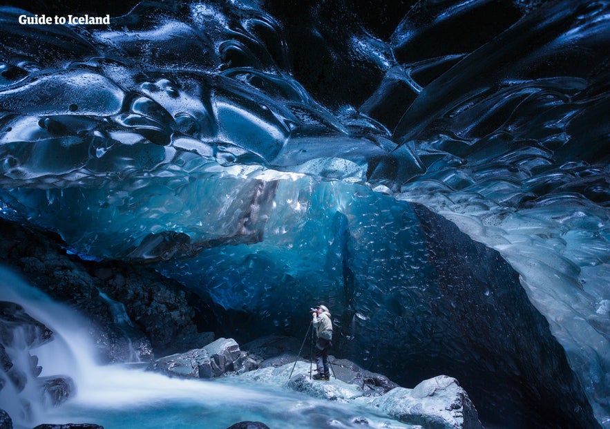 IJsgrotten verkennen is een van de uniekste ervaringen tijdens je wintervakantie in IJsland