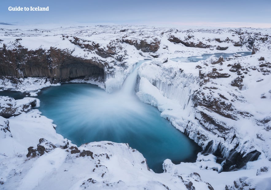 De waterval Aldeyjarfoss in de sneeuw