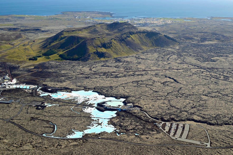 蓝湖温泉是熔岩苔藓地里的一片绿洲