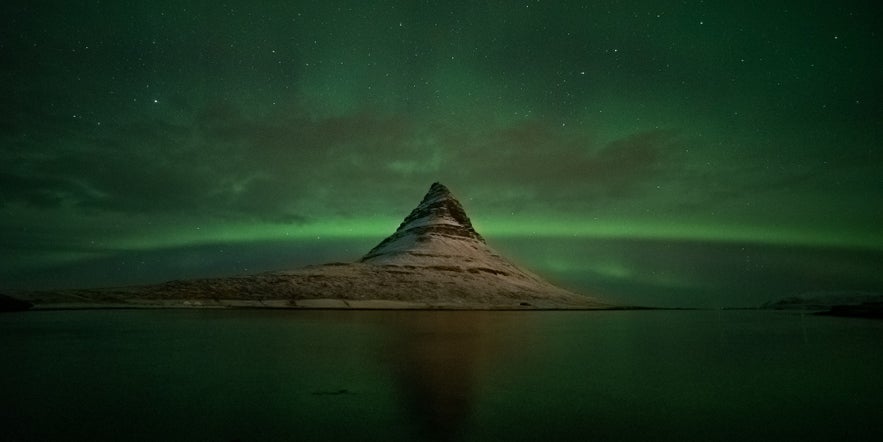 Zorza upolowana w rejonie Grundarfjordur w czasie wyprawy zimowej z fotografem Kamilem Bilińskim.