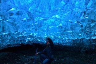 Maravíllate ante una cueva de hielo cristalino en el interior de la desembocadura del glaciar Breidamerkurjokull.