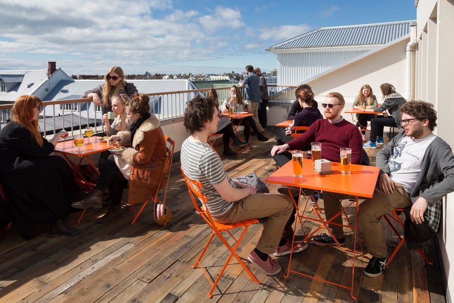 Loft Hostel est peut-être mieux connu pour son coin salon extérieur donnant sur la rue principale.