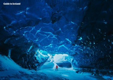 El deslumbrante interior azul de las cuevas de hielo de Islandia.