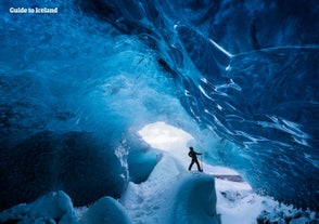 Entrar en una cueva de hielo es una de las experiencias más memorables disponibles para quienes visitan Islandia.