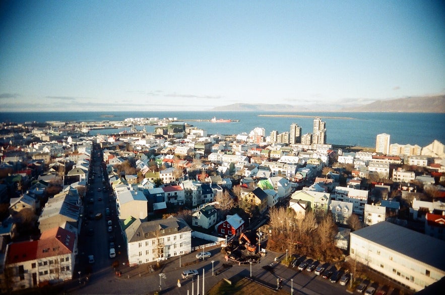 雷克雅未克市中心就能看到Esja山和大海