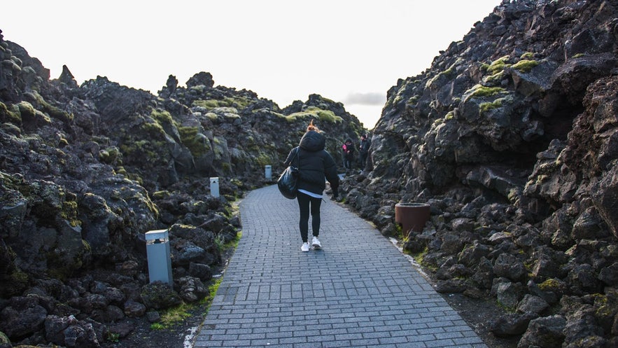 Chemin menant au Blue Lagoon