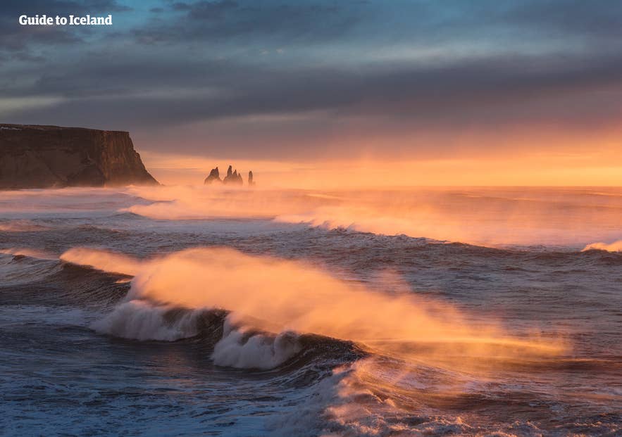 Der wunderschöne schwarze Sandstrand Reynisfjara in der Nähe der Ortschaft Vik.