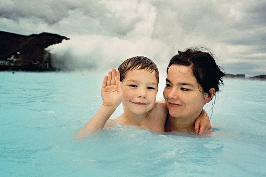 Bjork et son fils au Blue Lagoon en Islande