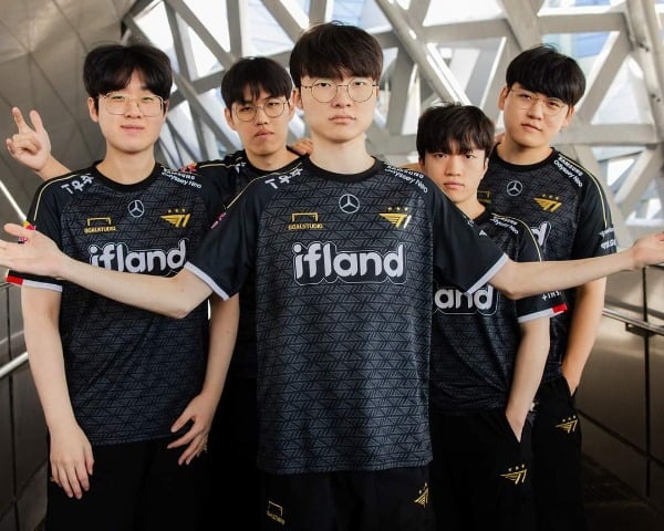 The T1 squad challenging for the 2024 LCK Spring Championship. From the left, Choi “Zeus” Woo-je, “Owner” Hyun-jun Moon, “Faker” Sang-hyeok Lee, Ryu “Keria” Min-seok, and “Kumayushi” Min-hyeong. The photo shows the T1 team taking a group photo before the 2023 League of Legends World Championship game. (Provided by Riot Games)