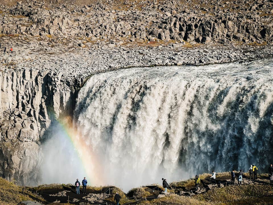 Vandfaldet Dettifoss ser spektakulært ud med en regnbue hen over sig.
