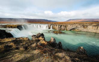 Godafoss er et betagende hesteskoformet vandfald i Nordisland.