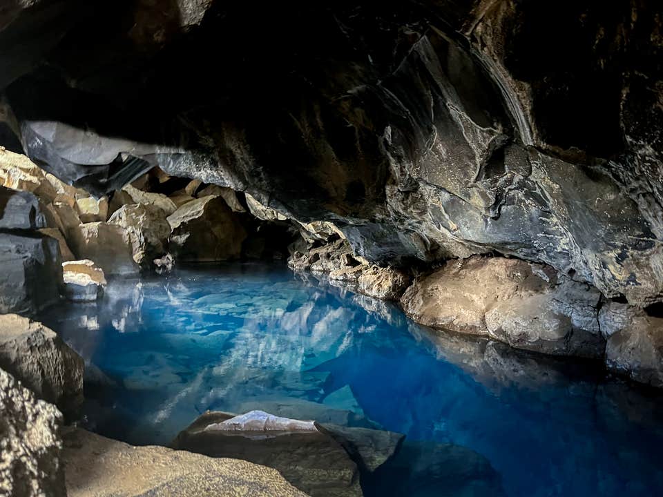Grjotagja-grotten i Nordisland er kendt for sit strålende blå vand.