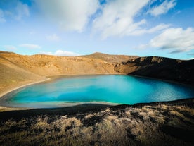 维提火山口拥有一汪夺目的蓝色湖水，与周围的火山地貌形成鲜明对比，景色十分壮丽。