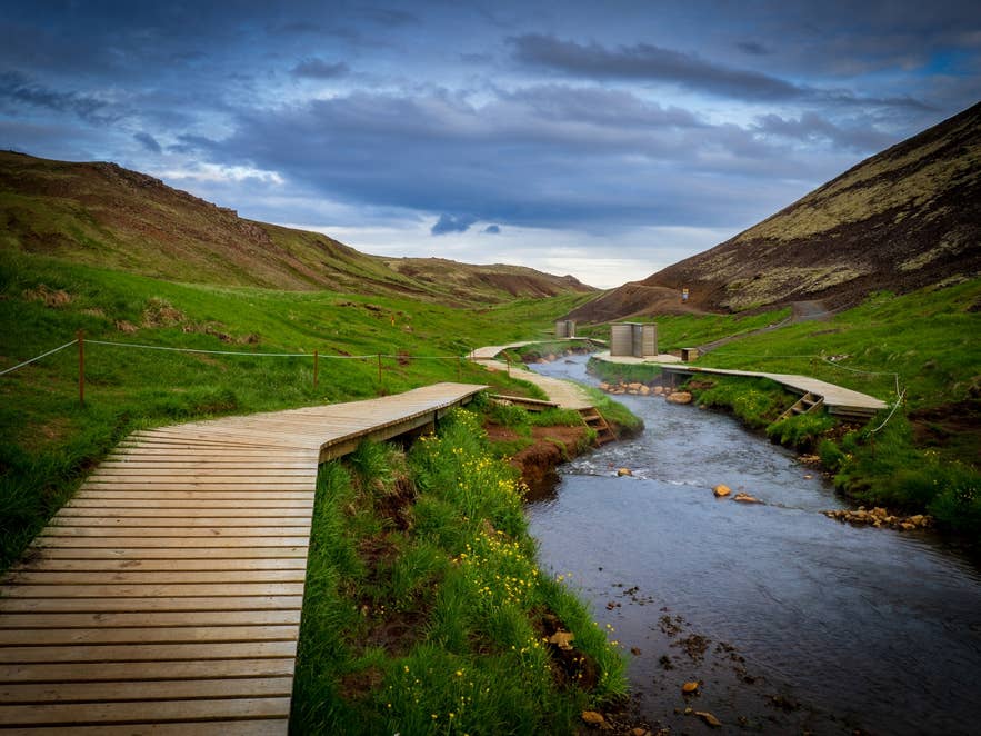 Ein Steg am heißen Fluss in Reykjadalur.