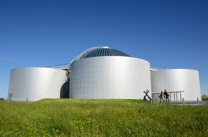 Das bekannte Gebäude Perlan in Reykjavík