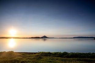 Jezioro Mývatn słynie z bogatej flory oraz fauny i zapiera dech w piersiach w spokojne letnie dni.