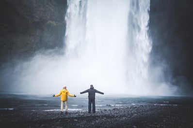 Vandfaldene på sydkysten - især Seljalandsfoss og den afbildede Skogafoss - tiltrækker tusindvis af besøgende i løbet af året.