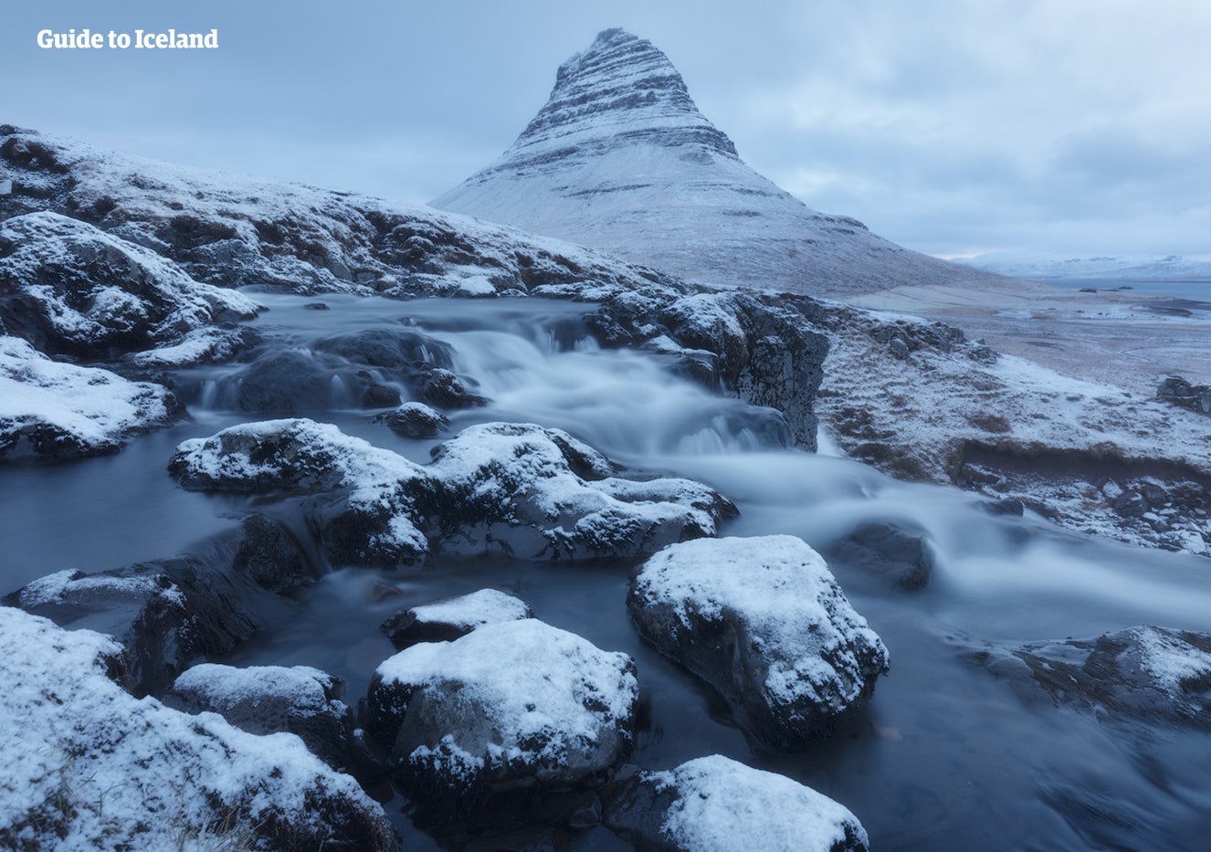Vaikka Itävuonot ja Ylämaat ovat talvella vaikeakulkuisia, Snæfellsnesin niemimaan nähtävyydet, kuten Kirkjufell-vuori, ovat silti helposti saavutettavissa.