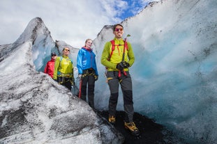 アイスランドの氷河は季節を通し、少しずつ変化している