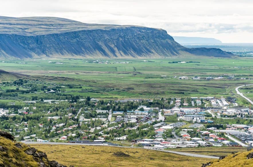 Luftaufnahme von Hveragerdi im grünen Tal unterhalb von Reykjadalur, Südisland Luftaufnahme von Hveragerdi im grünen Tal unterhalb von Reykjadalur, Südisland