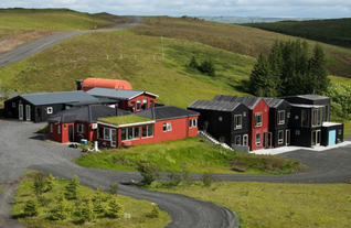  De gebouwen van Hotel Hrifunes in Zuid-IJsland van dichtbij bekeken.