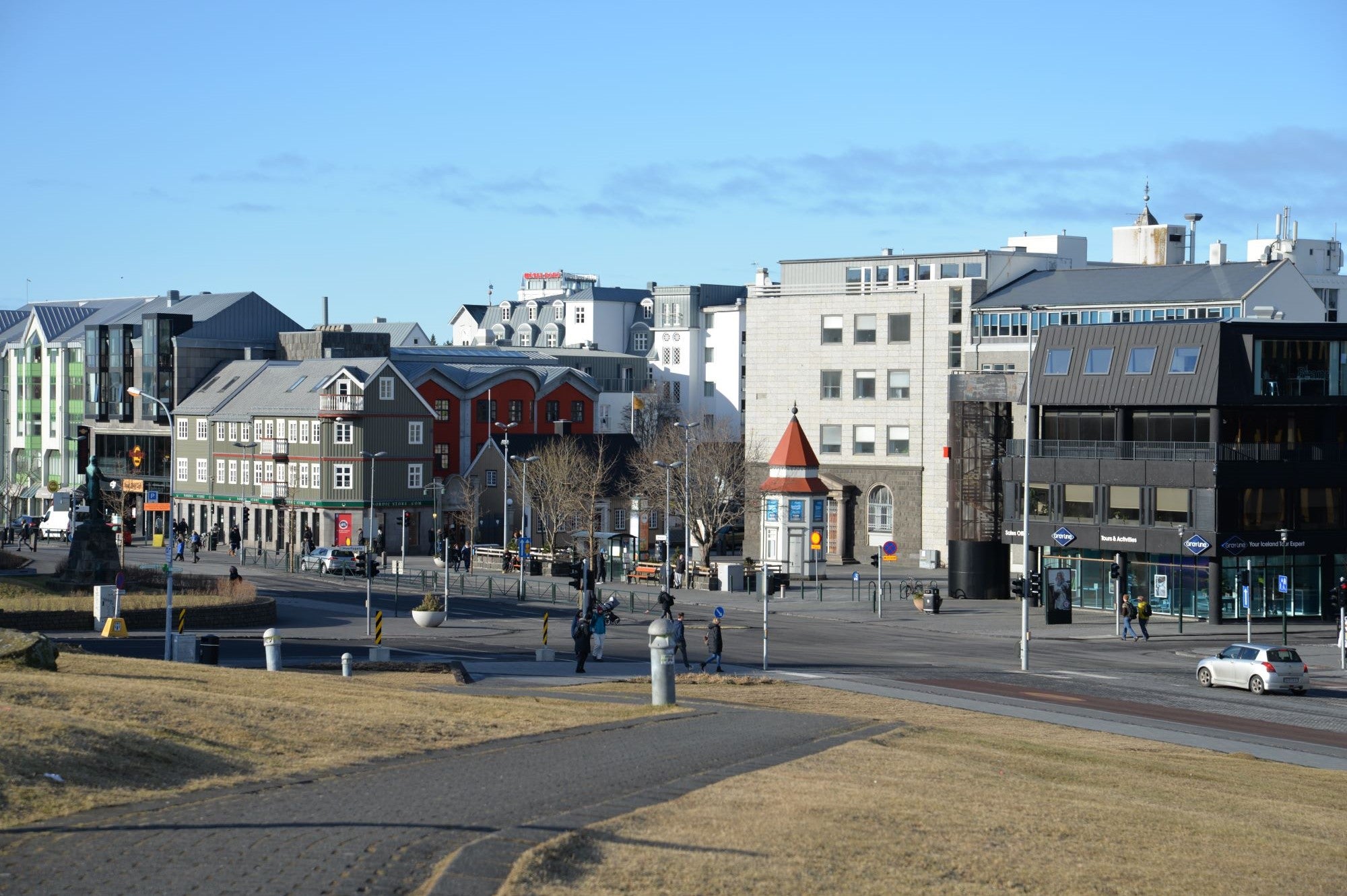 Laekjartorg square laekjargata reykjavik austurstraeti arnarholl cars street stores shutterstock 2000px.jpg