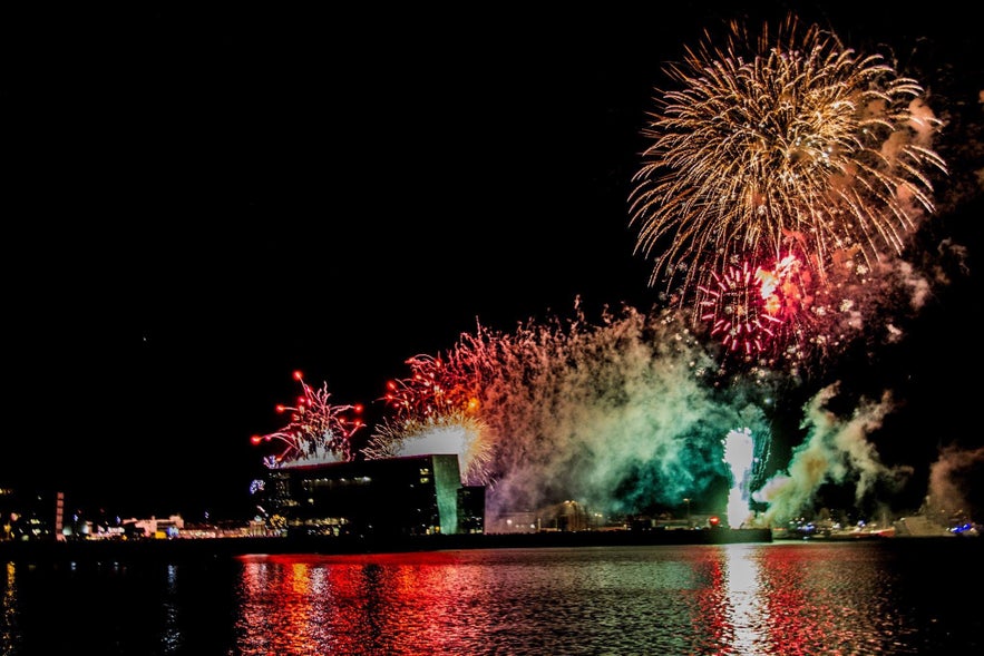 Feux d'artifice au-dessus de Harpa