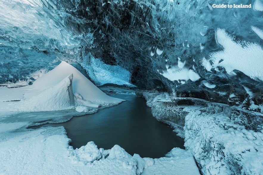 In een ijsgrot bij de Vatnajökull-gletsjer