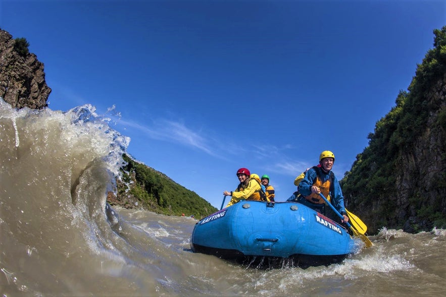 Le rafting est une sortie fun à faire en Islande en famille