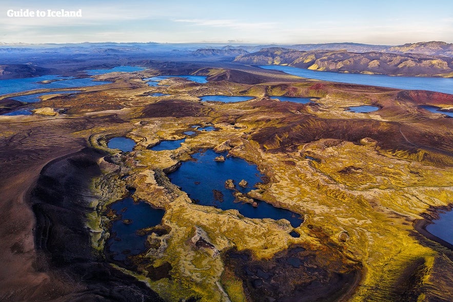 Vliegen boven Veiðivötn in de IJslandse hooglanden