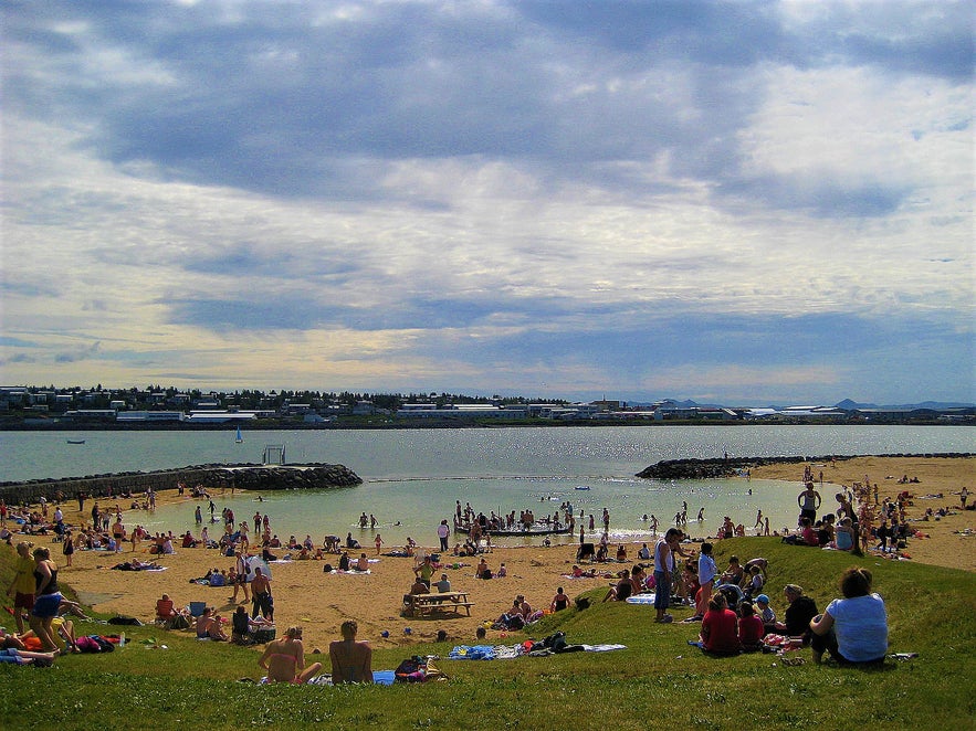 Une journée en famille à la plage de Nauthólsvík à Reykjavik