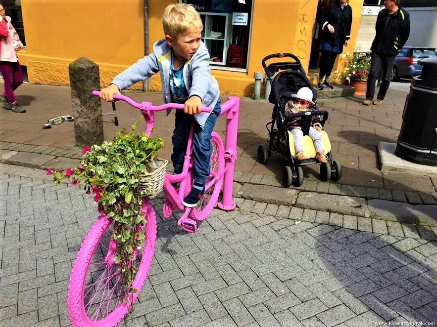 Barn leker på shoppinggatan Laugavegur