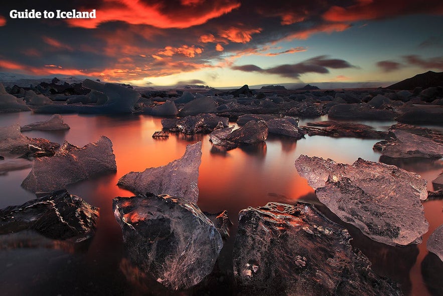 Jökulsárlón podczas tzw. złotej godziny dla fotografów.