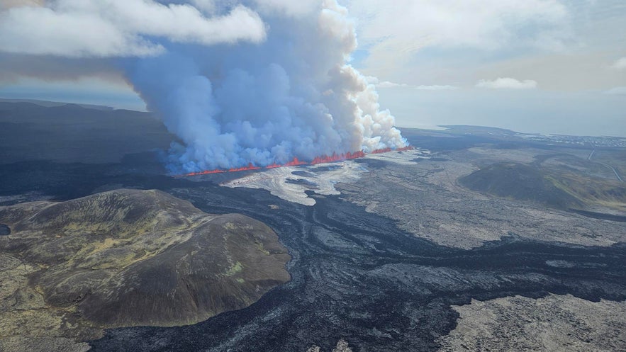 从空中俯瞰2024年5月火山的喷发。