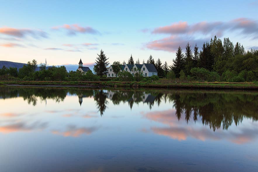 Besucher können im Thingvellir-Park in Island zahlreiche historische Gebäude, darunter eine Kirche, besichtigen.