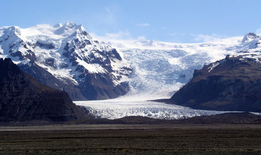 Vatnajökull National Park is one of Iceland's most stunning natural areas, encompassing glaciers, lagoons, mountains and lava plateaus.