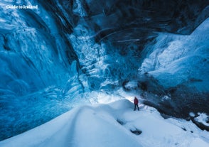 Jääluolat Vatnajökullin jäätikön alla ovat niin kauniita, että niiden voisi kuvitella olevan peräisin fantasiaromaanista.