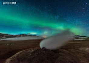 El Paso de Namaskard, en el Norte de Islandia, bajo una aurora boreal.