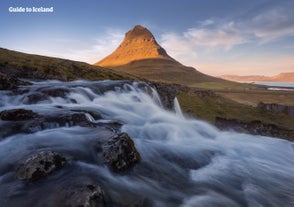 De waterval Kirkjufellsfoss op het schiereiland Snæfellsnes golft op de voorgrond van de iconische piek Kirkjufell.