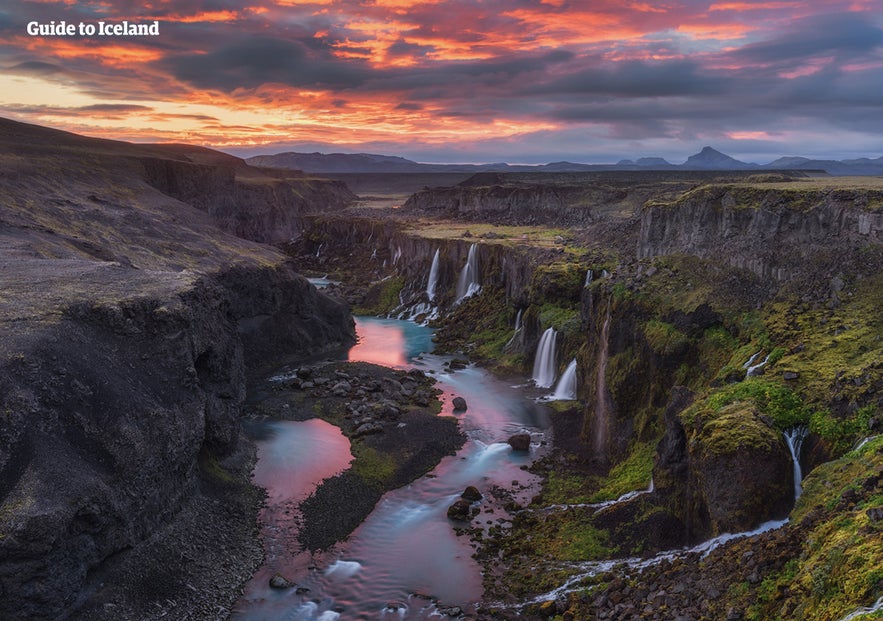 Alquilar un todoterreno te permite alejarte de los lugares trillados en Islandia.