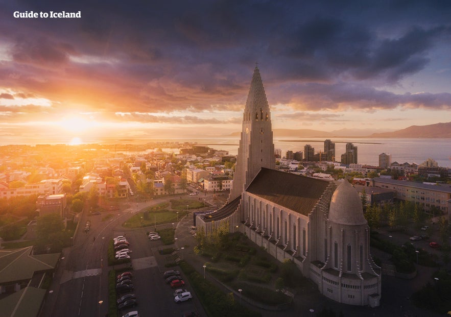 Parkings au pied de l'église Hallgrimskirkja à Reykjavik