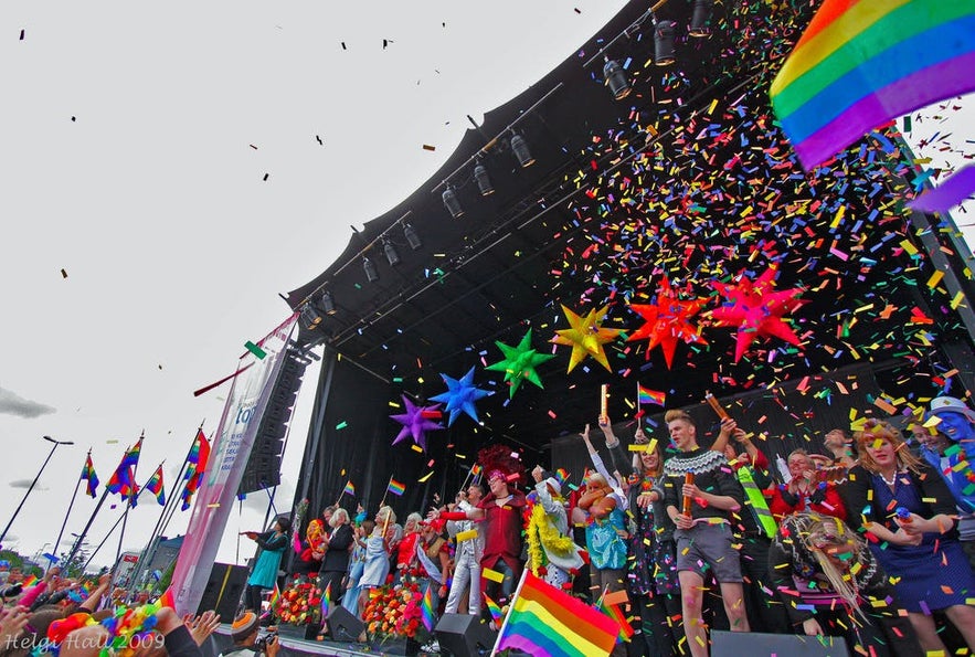 Feiernde Menschenmassen beim Reykjavík Pride Festival