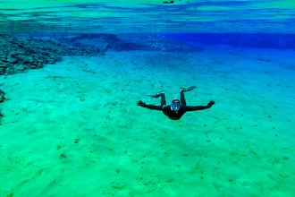 Wetsuits zorgen voor meer bewegingsvrijheid in het water, maar bieden minder bescherming tegen de kou.