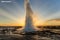 Erupción del géiser Strokkur en Haukadalur.