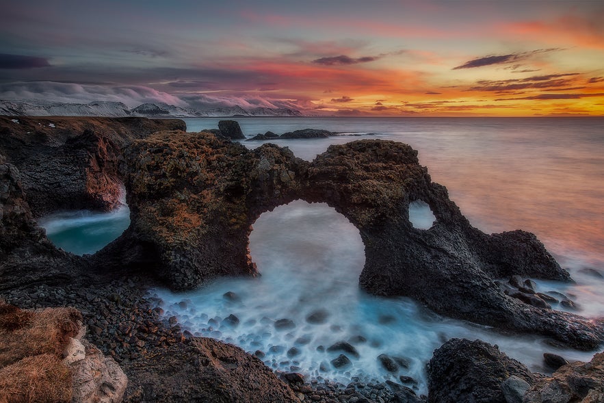 Gatklettur接吻石是冰岛西部斯奈山半岛上最著名的海蚀奇石构造之一