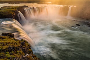 La straordinaria e potente cascata di Godafoss nel nord dell'Islanda