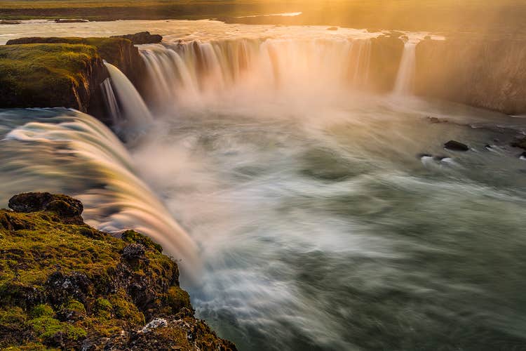 De mooie waterval van de goden, Godafoss, in het noorden van IJsland.